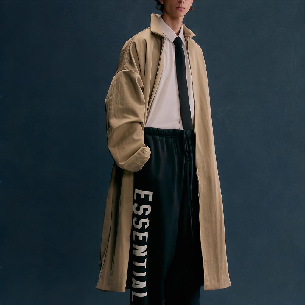 Fear of God Essentials Trench in Nylon Texturizzato con Stampa di Lettere Cappotti da Uomo Sabbia del Deserto 202HO246347F
