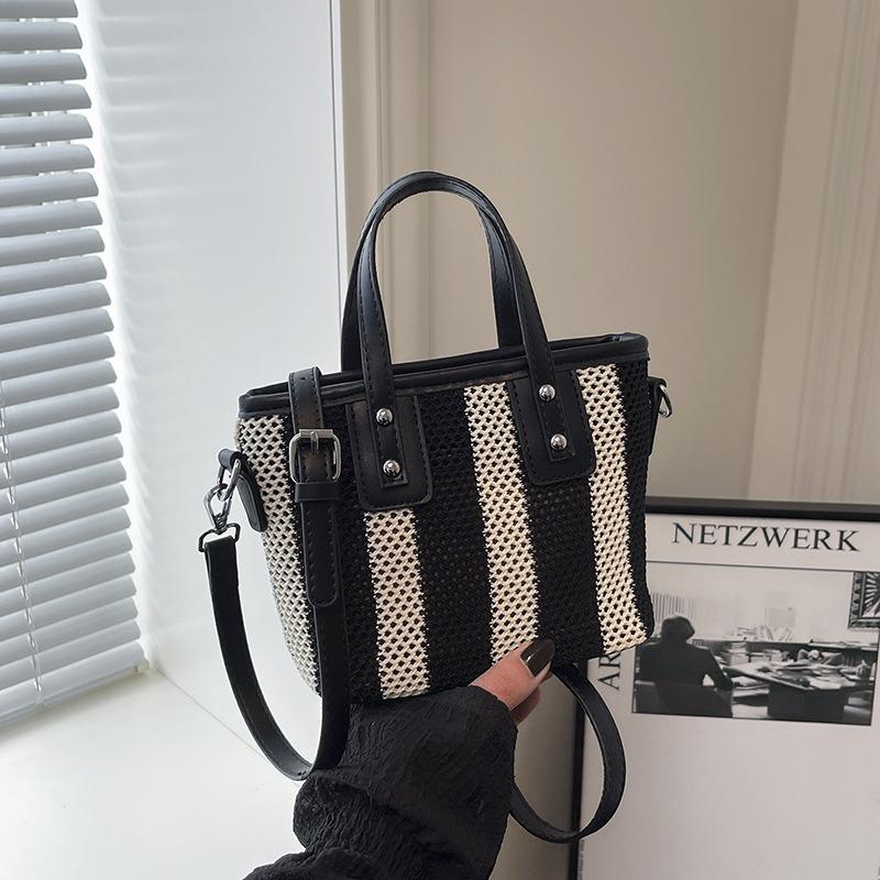 

Сегодня популярны маленькие сумки, женские летние новые плетеные сумки-мессенджеры, портативные сумки-ведра.