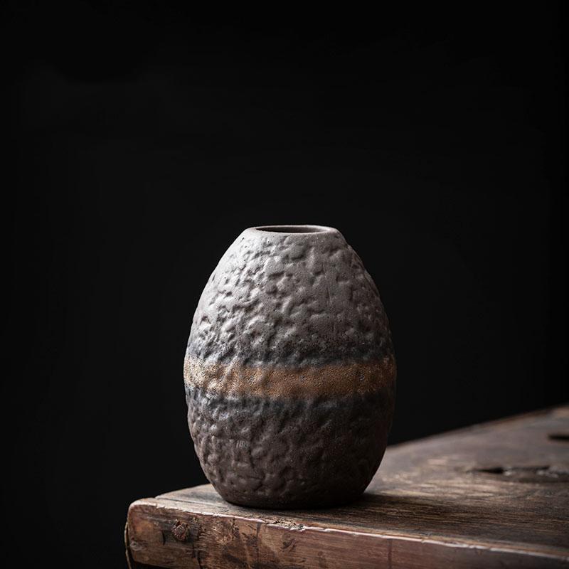 Dekoracja w postaci ceramicznego wazonu vintage, aranżacja kwiatowa do salonu, kreatywna prostota, wazon hydroponiczny, dekoracja na biurko