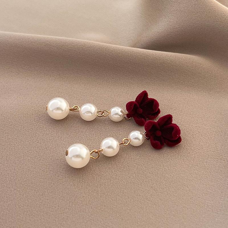 Červené sametové náušnice s korálky a třpytivými diamanty - Luxusní styl pro Nový rok a Vánoce