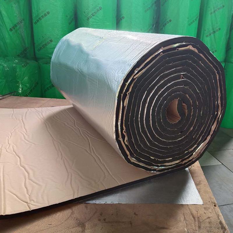 Pannello isolante autoadesivo in foglio di alluminio per tetti con isolamento in gomma e plastica ignifuga.