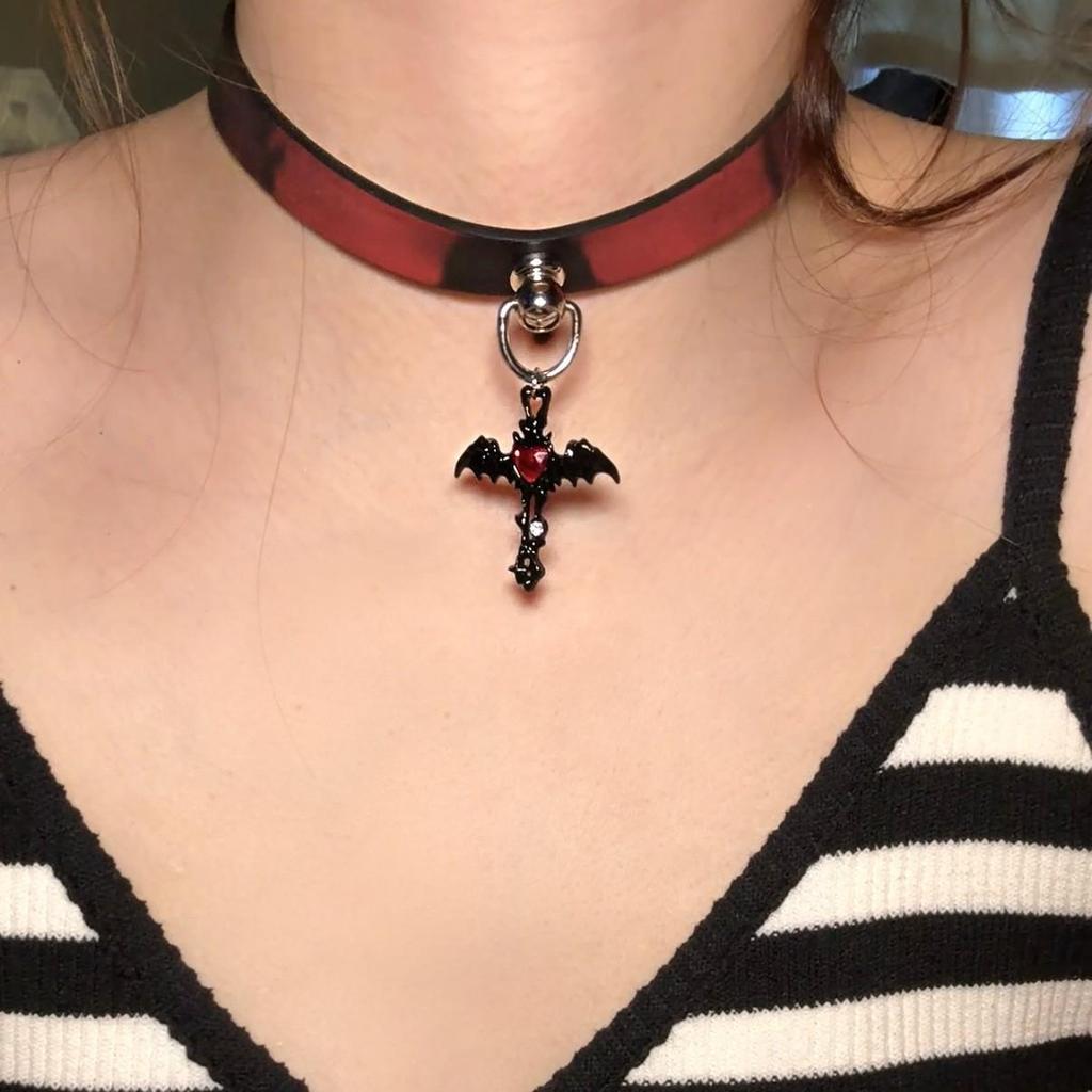 Chique Pittige Meisje Leren Bel Choker Ketting – Uniek Minderheidsontwerp