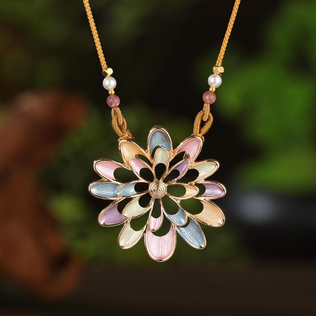 Pendentif long fleur géométrique creuse couleur émail, pendentif collier polyvalent en forme de cœur pour femme à sens élevé