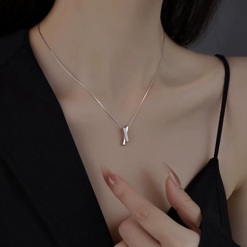 

Geometric Interlocking X Pendant Necklace for Women – Elegant, Versatile, and Luxurious Collarbone Chain платиновий