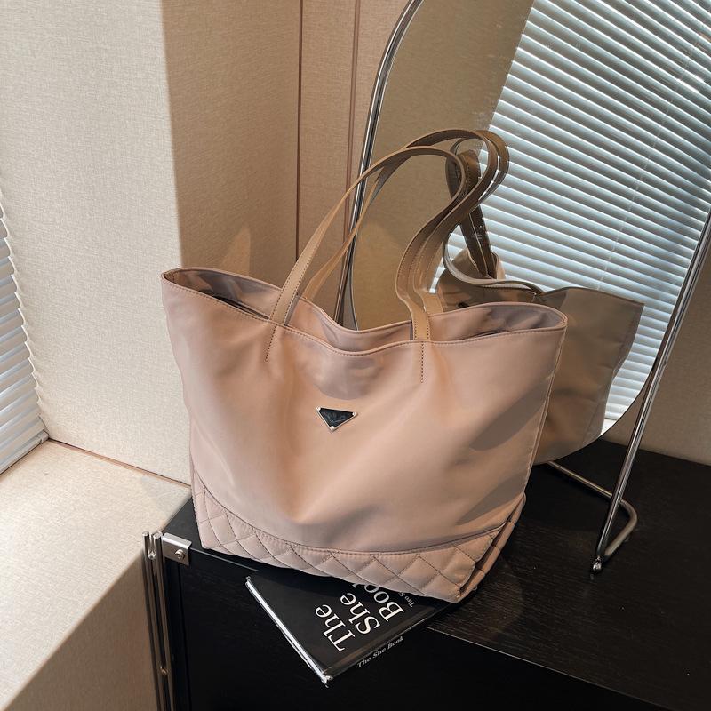 Large-capacity casual tote bag women's new autumn and winter versatile fashion simple shoulder underarm commuter bag
