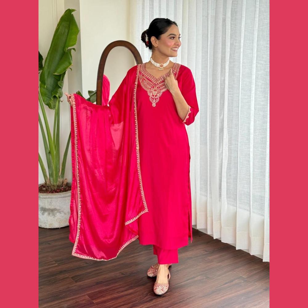 Wunderschönes rotes Seidenkleid