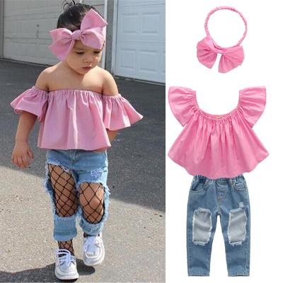 Kleine peuterbabymeisje met gescheurde jeanspak, tubetop + gescheurde denimbroek, 3-delige set