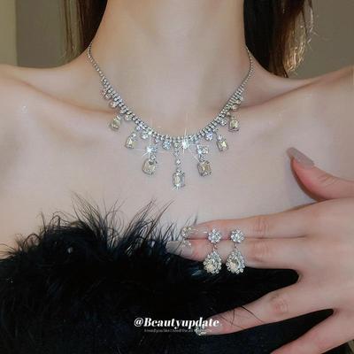 Set Collana e Orecchini con Nappa di Diamanti - Gioielli Retrò di Lusso con Catena Clavicola