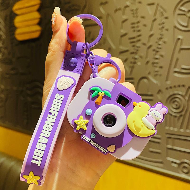 

Причудливый брелок для ключей с камерой в виде серфингующего кролика, милый и забавный аксессуар для сумок фиолетовый