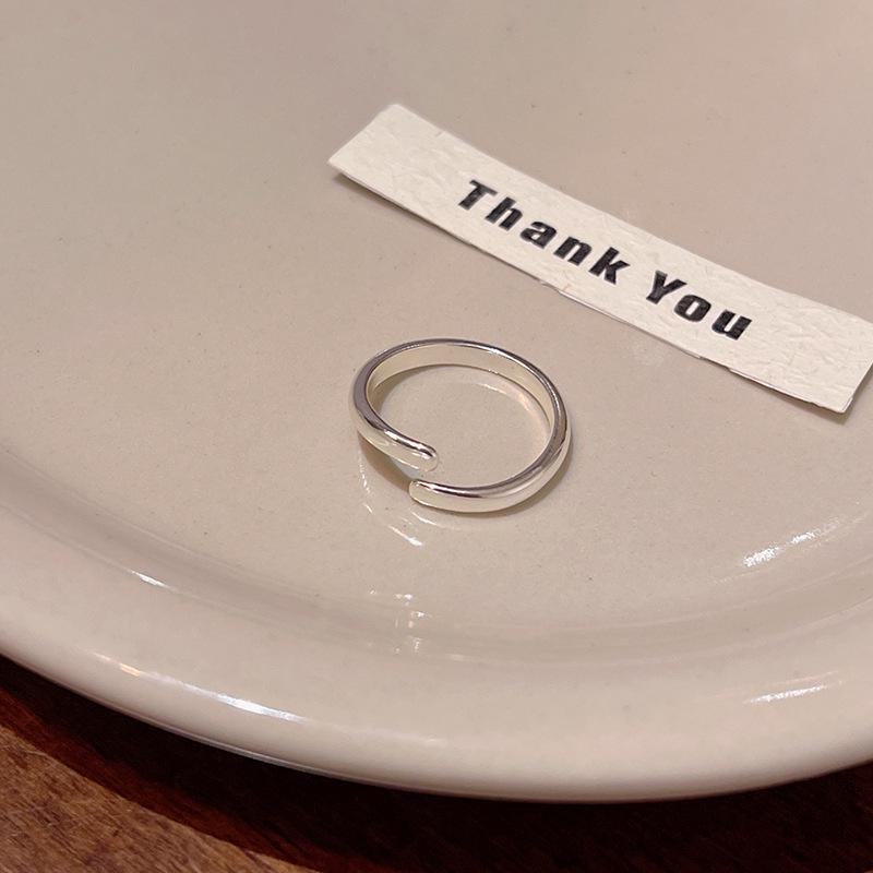 

Серебряное матовое регулируемое открытое кольцо для женщин Thick B серебряный