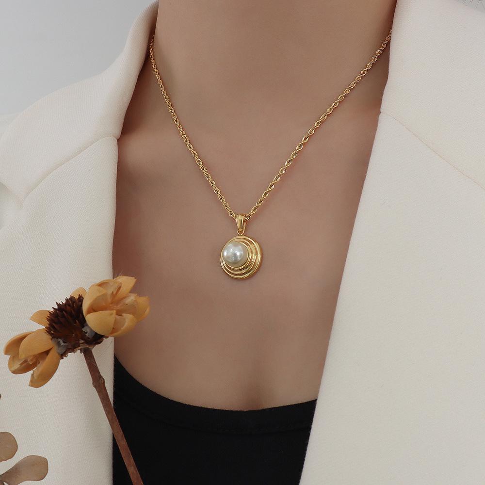 French Retro Titanium Steel 18K Gold-Plated Pendant Necklace with Imitation Pearl
