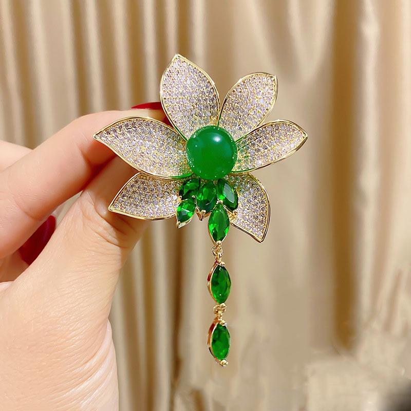 

Emerald Zircon Lotus Tassel Brooch for Women - Fashionable, Statement Wedding Dinner Accessory Corsage