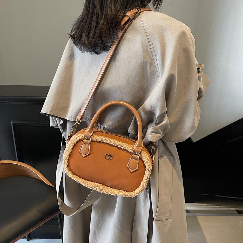 Frosted Retro Bag Women's 2025 New Fashion Niche Design Messenger Bag Plush Portable Pillow Bag