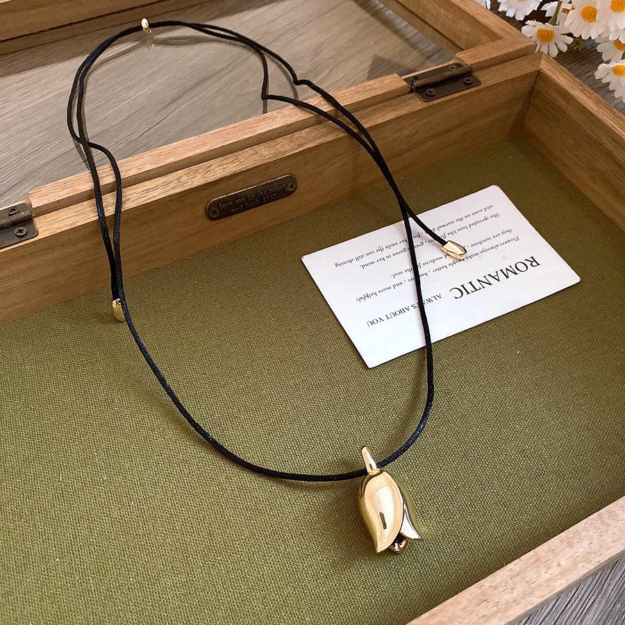 

Корейское шелковое ожерелье с подвеской в виде цветка розы, простое, с высоким темпераментом, изысканная цепочка для ключицы, легкая роскошь, универсальные нишевые украшения для мужчин