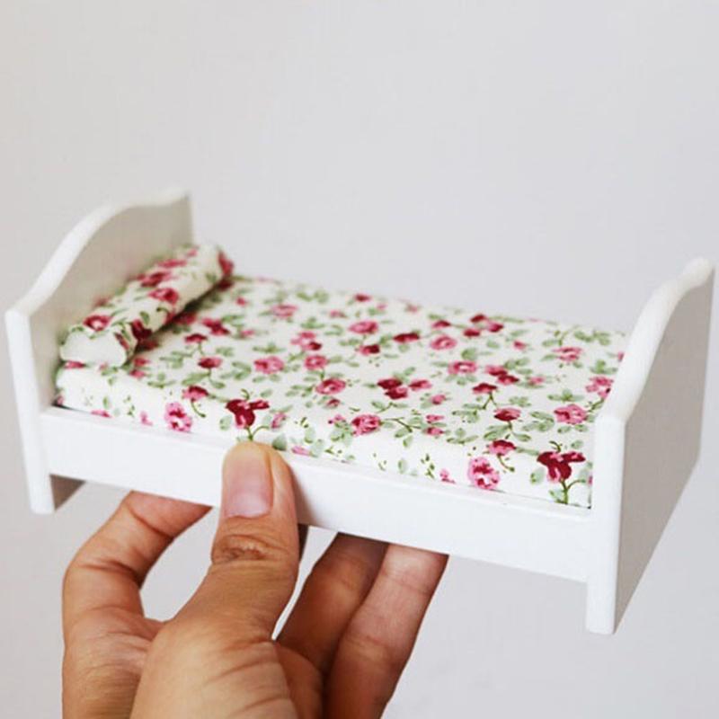 1/12 Casa delle Bambole Miniatura Letto in Legno con Cuscino Mobili Camera da Letto Casa delle Bambole