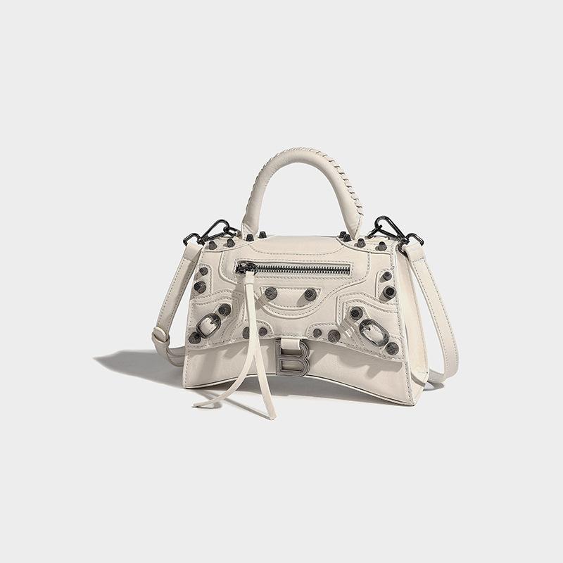 

Niche High-Quality Motorcycle Handbag for Women 2024 New Hot Girl Rivet Hourglass Bag High-End Single Shoulder Crossbody Bag белый