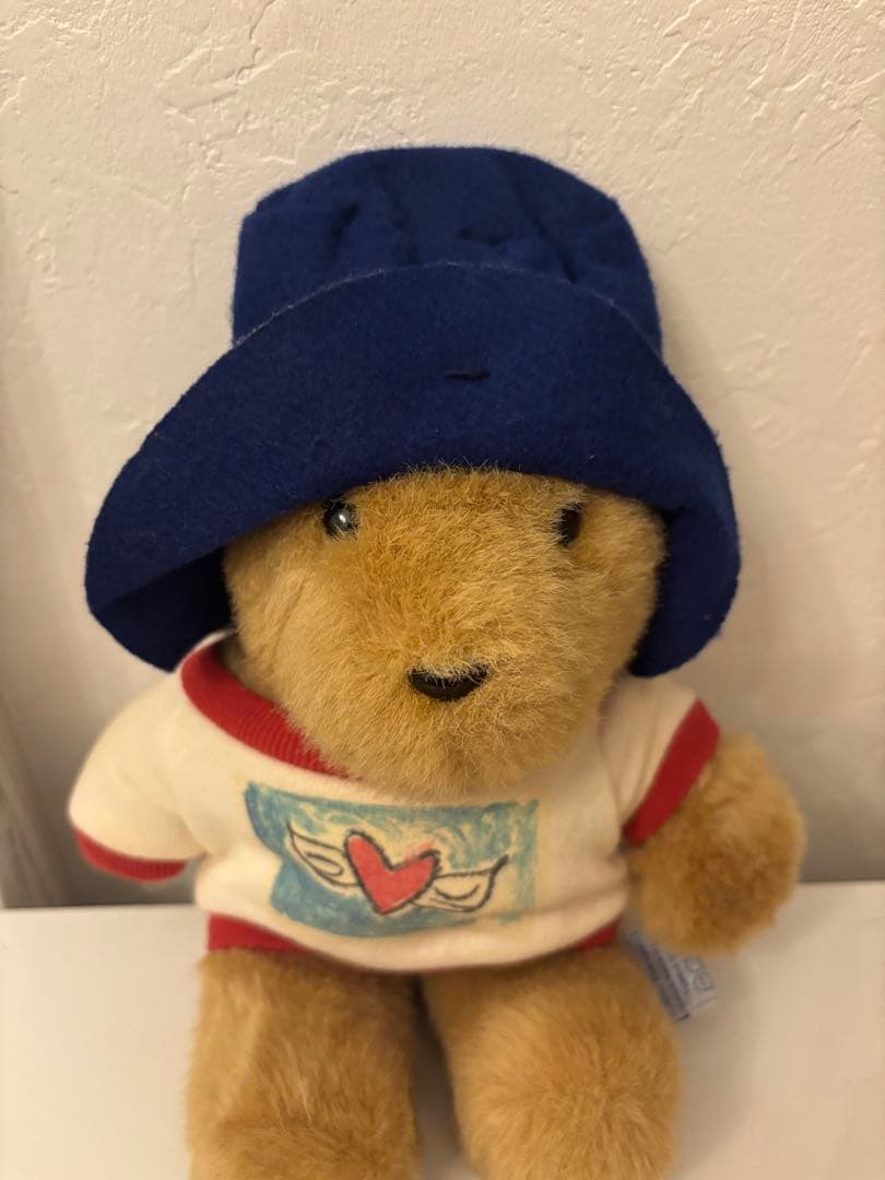 

[Б/У] EDEN Винтажный плюшевый мишка с принтом сердечек и синей шляпой