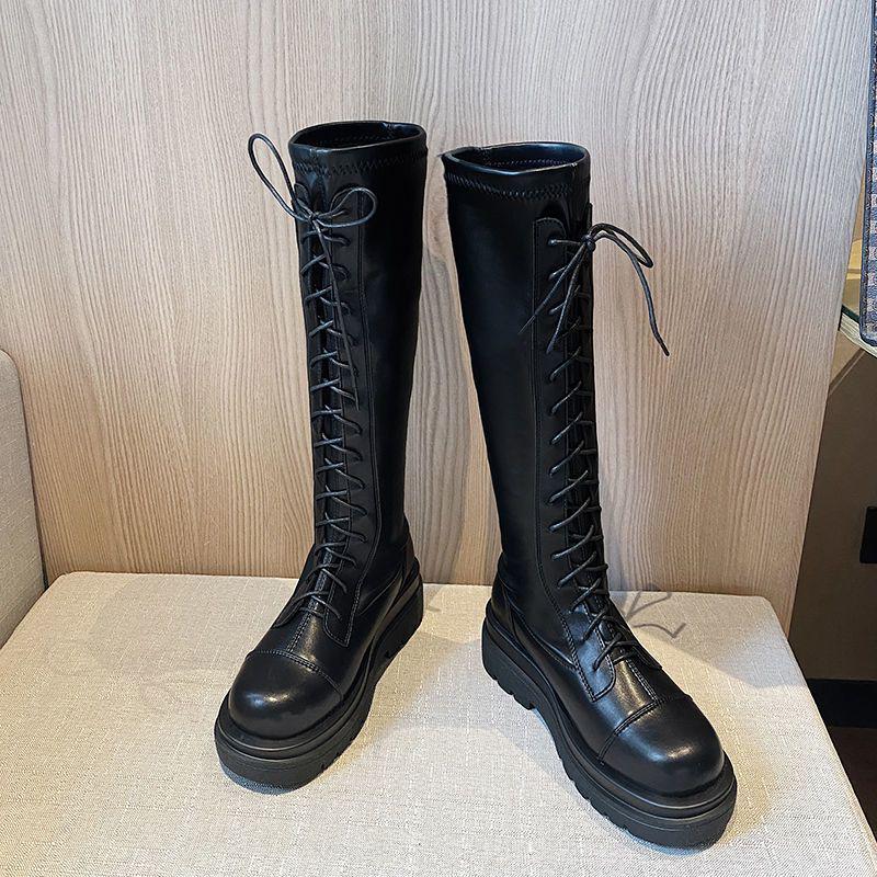 

Женские черные кожаные ботфорты на шнуровке на платформе - выше колена, увеличивающие рост, в стиле жокейских ботинок Мартин 35