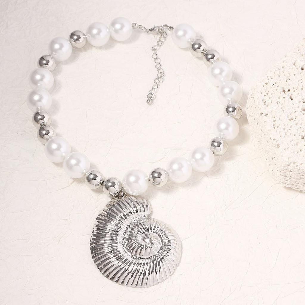 Ocean style exaggerated and simple imitation pearl conch resort style collarbone chain versatile trend model