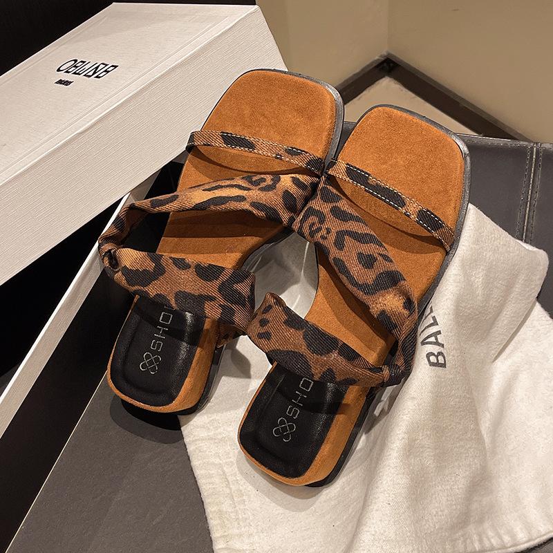 

Niche design slope heel cool slippers women s outer wear 2025 summer new fashion square head open-toed thick-soled slippers 40 цветной печати леопарда