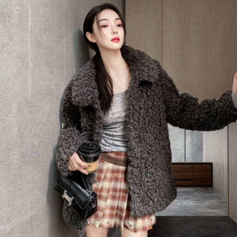 High-end imitation lamb wool coat for women's winter new thickened loose design lapel light environmentally friendly leather