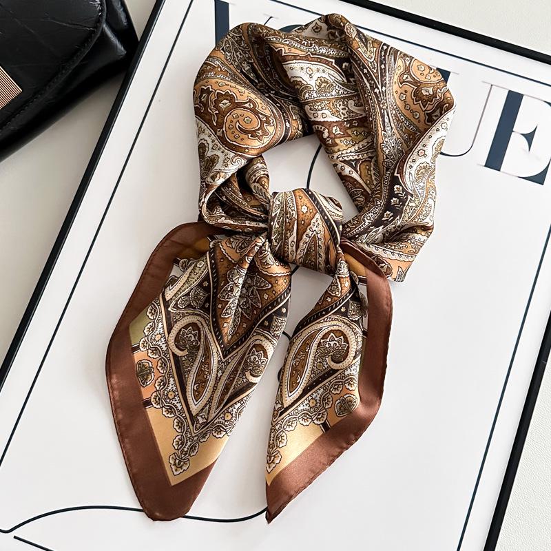 Damski jedwabny szalik w koreańskim stylu: Wszechstronny kwadratowy szalik z kamelią na wiosnę i jesień - do noszenia na szyi, na torebce lub we włosach