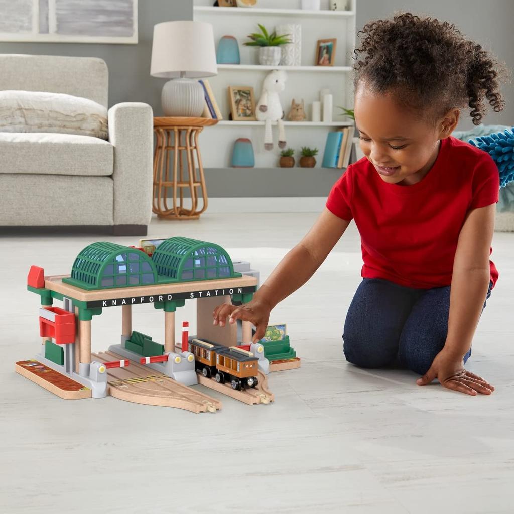 Thomas the Tank Engine Wooden Rail Series (Thomas) Annie and Clarabelle's Knapford Station (Ages 3 and Up) HBJ82
