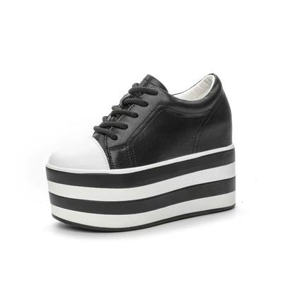 Neue Schwammkuchen-Schuhe für Damen mit einer Erhöhung von 12 cm Echtes Leder Damen Freizeit Schwarz und Weiß Dicksohlige Schuhe
