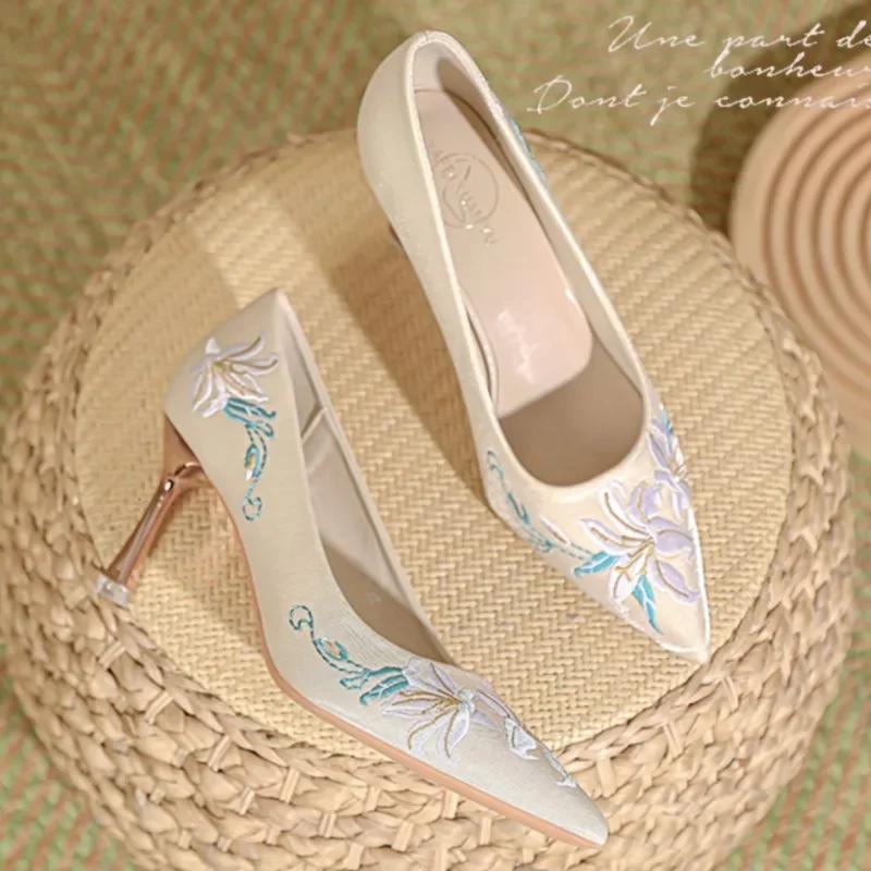 

2025 Осень Новые Туфли-лодочки на тонком каблуке Женские Остроносые с мелким вырезом Тканевые Вышитые Слипоны На высоком каблуке 35