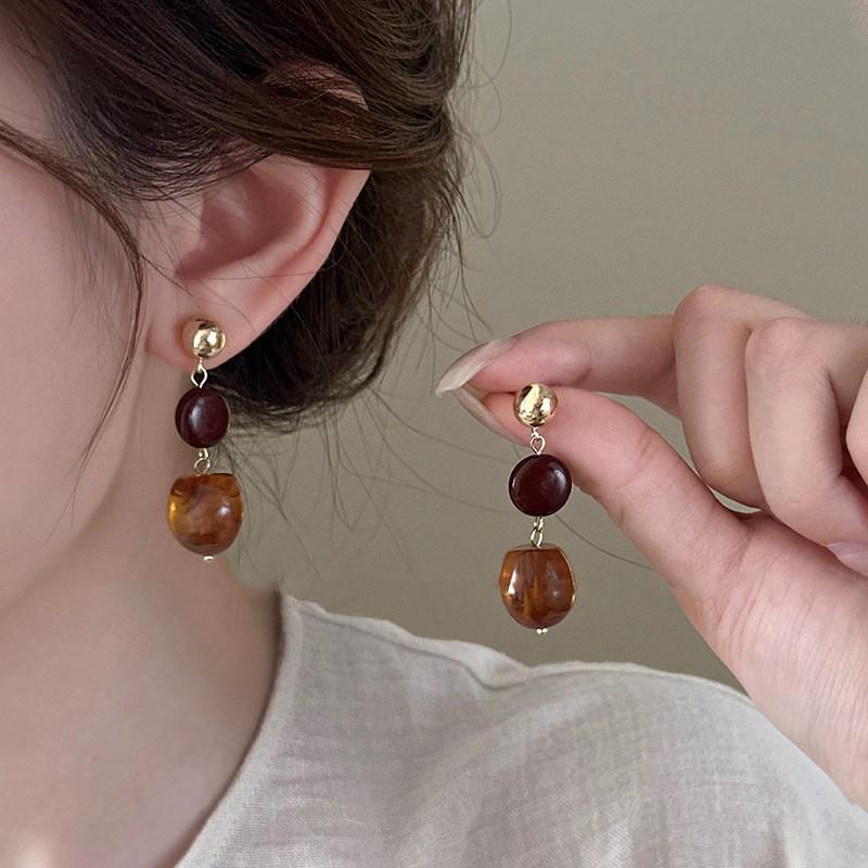 2024 Retro Amber Brown Women's Stud Earrings: High-End, Light Luxury, Niche Hong Kong Style