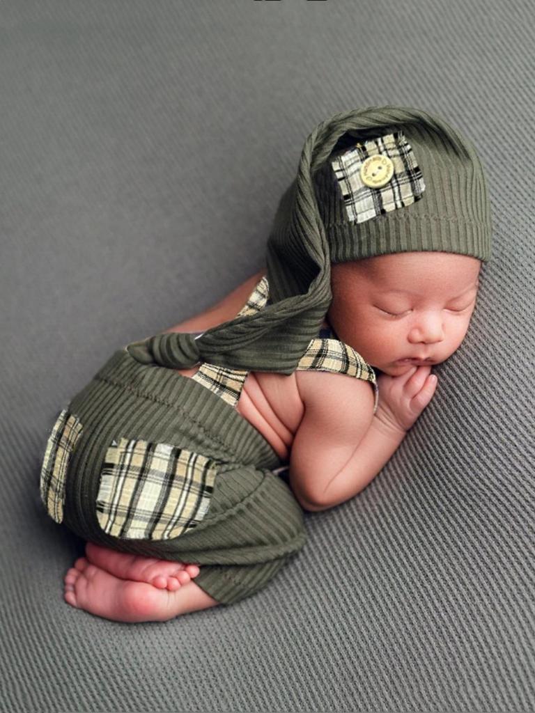 2-Piece Newborn Photoshoot Outfit: Hat & Overalls