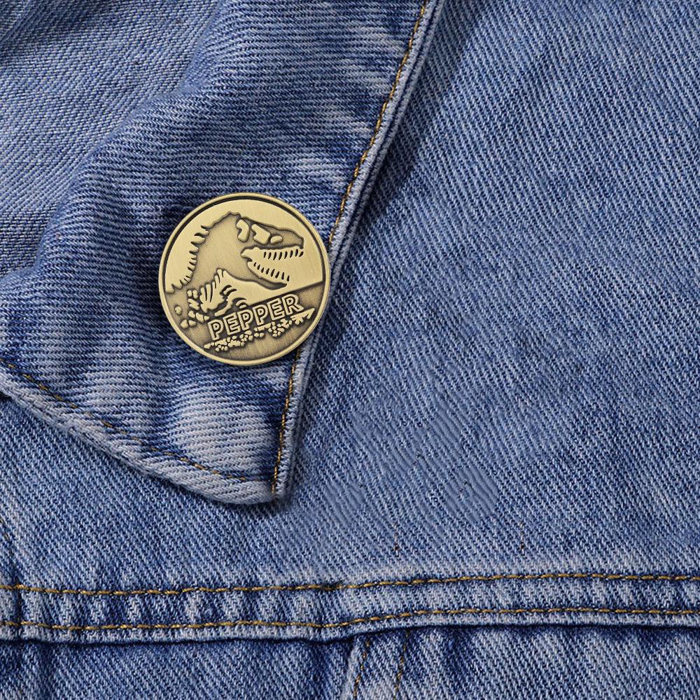 Retro Dinosaur Metal Sign Enamel Pin: Sci-Fi Adventure Movie Fan Souvenir
