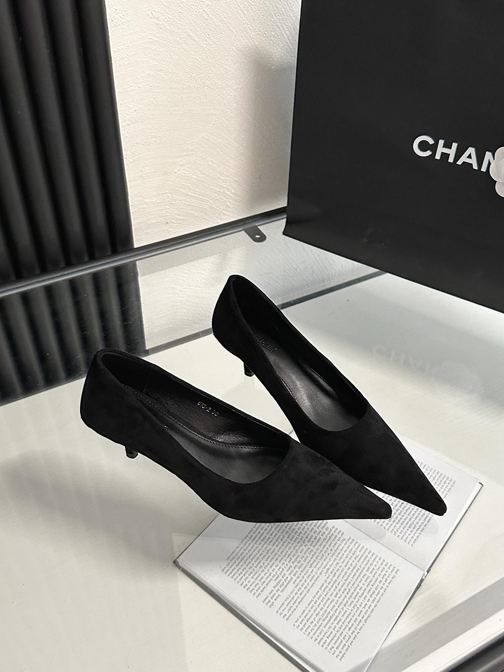 

Модные женские туфли-лодочки из флока с острым носком и неглубокими тонкими каблуками без застежек, леопардовый/черный 2024 г. Новые поступления, туфли-лодочки для офиса, размер 35-39 5.5 чёрный