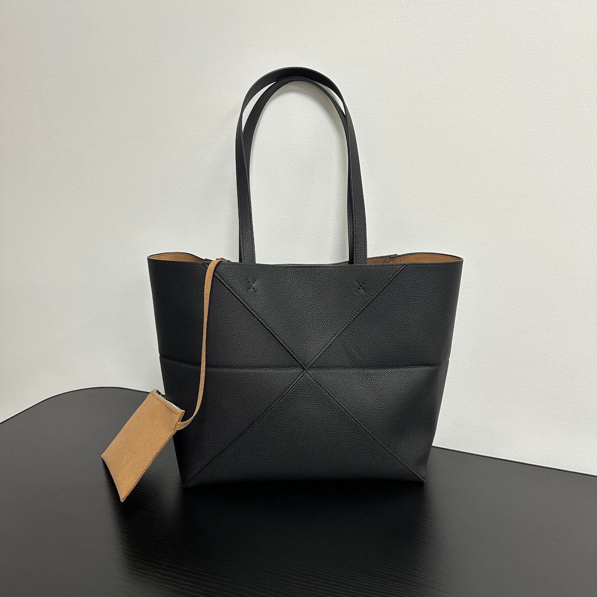 

Нишевая женская сумка-тоут большой вместимости из коровьей кожи первого слоя, сумка-тоут, складывающаяся, деформирующаяся, геометрическая сумка, женская плечевая, портативная, сумка-ведро 31.5x13x30cm чёрный