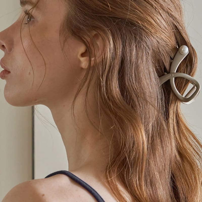 

Ssecondo Mini metal pearl twisted hair claw clip Modern grey