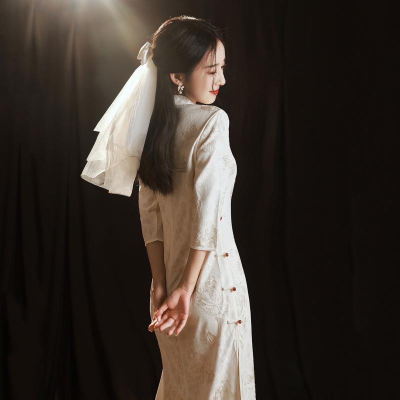 Elegantes Herbst-Weißes Langarm-Cheongsam für Junge Frauen