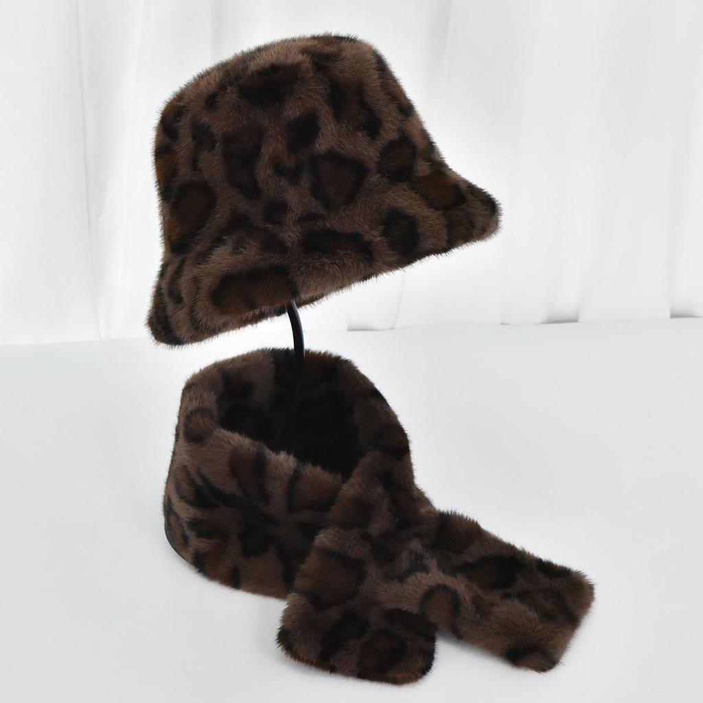 A European and American Style Fisherman Hat Set Imitating Mink Environmentally Friendly Fur Scarf for Women In Winter Leopard Print Color