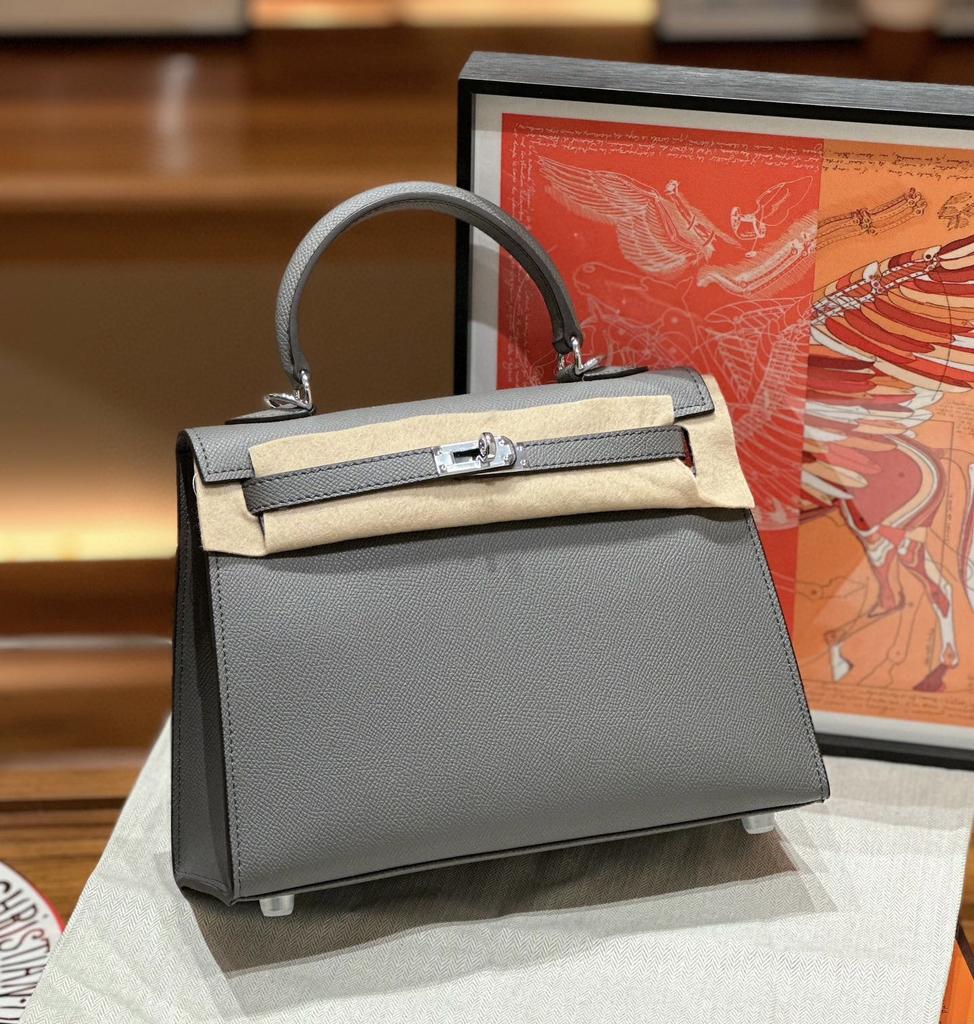 Dies ist eine hochwertige, maßgefertigte Tasche aus Epsom-Leder für Damen. Es eine Umhängetasche mit großem Fassungsvermögen aus Rindsleder