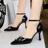 Mode 2025 Neue Schwarze Absätze 8cm Damen Sandalen Lackleder Hohlabsätze Metallschnalle Einfach gefütterte Damen Stilettos Elegante Bankettschuhe