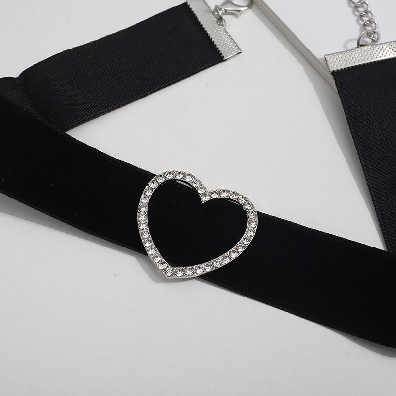 European-American Cross-Collar Velvet Choker: Hollow Rhinestone Peach Heart Design.