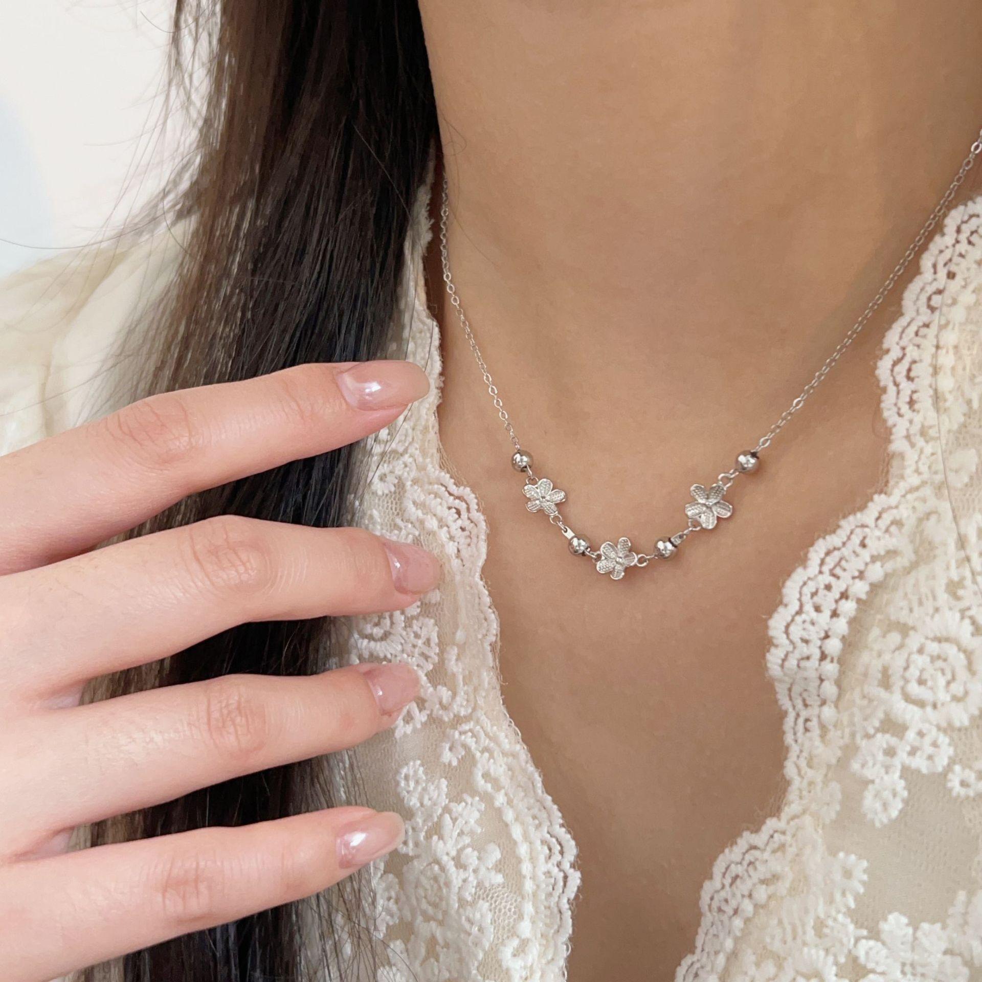 Fashionable Collarbone Chain, Versatile with Three Flowers Necklace, Women s Niche, Light Luxury Style, High-end Feeling Collarbone Chain 40CM