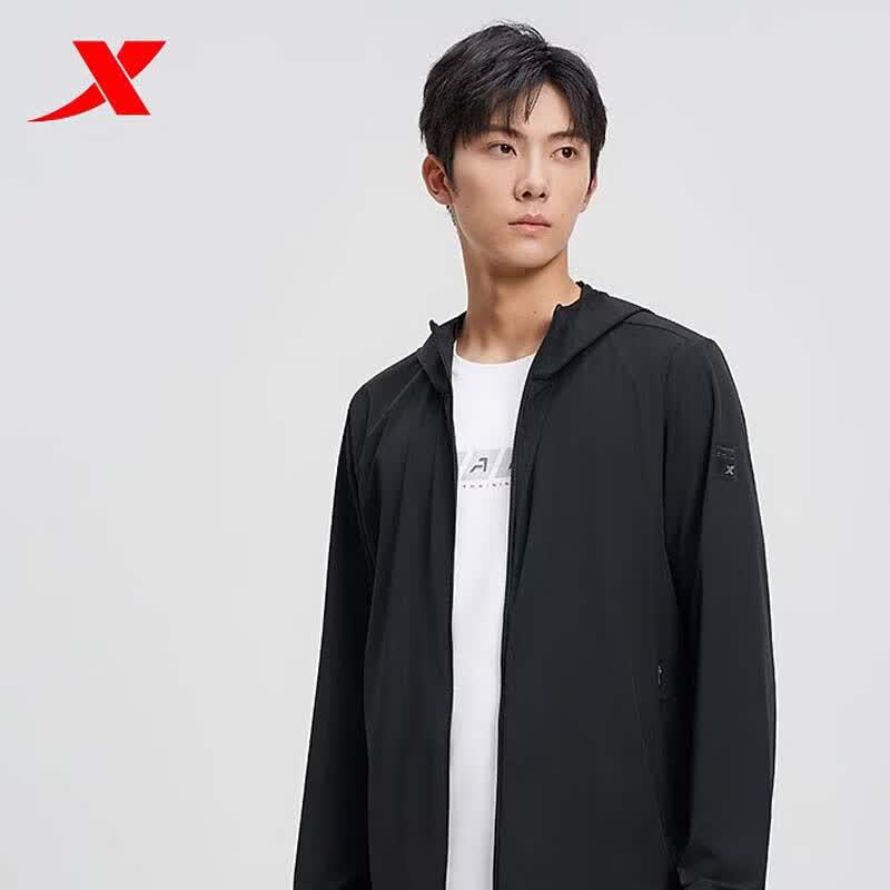XTEP Men s Lightweight Breathable Hooded Windbreaker S