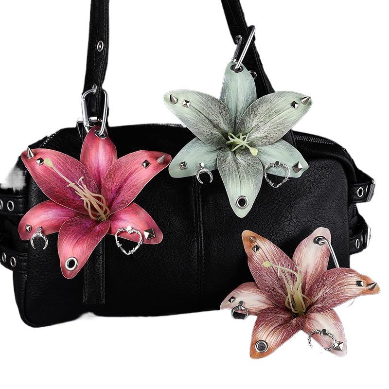 1 Stück Simulation Stoffblume Schlüsselanhänger Cooler Nieten Lilienblume Schlüsselanhänger Anhänger Handtaschen Anhänger Dekoration Geschenke Tasche Schmuck