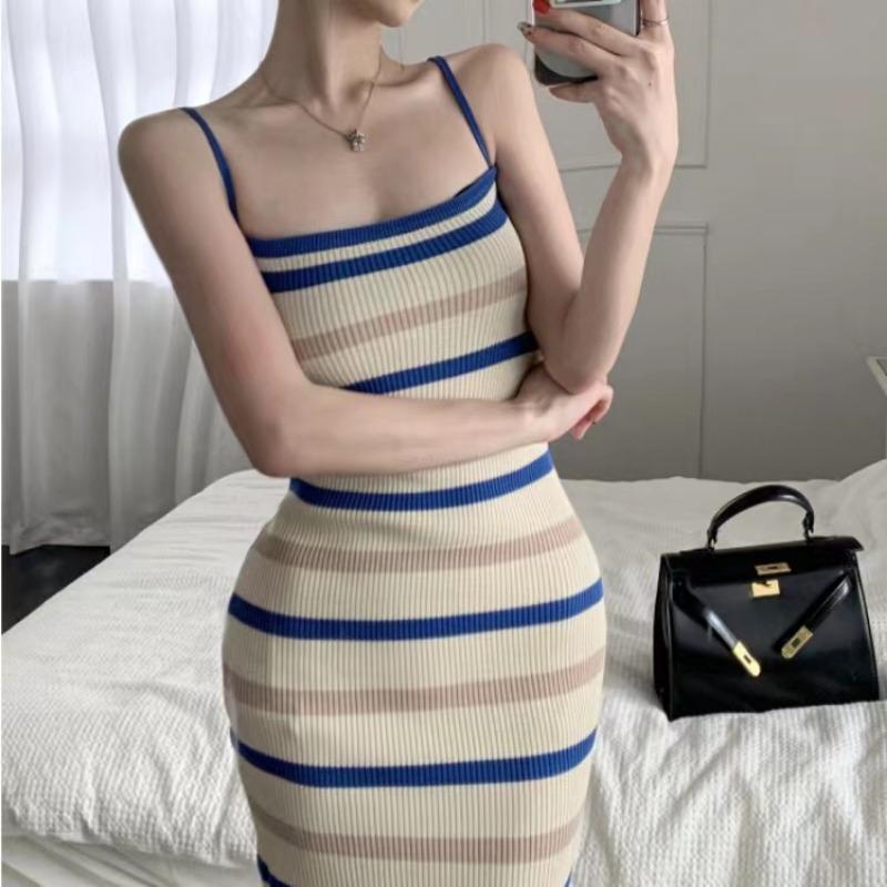 Elegantní tílkové šaty pro ženy letní nové bez rukávů slim fit pletené pruhované šaty střední délky