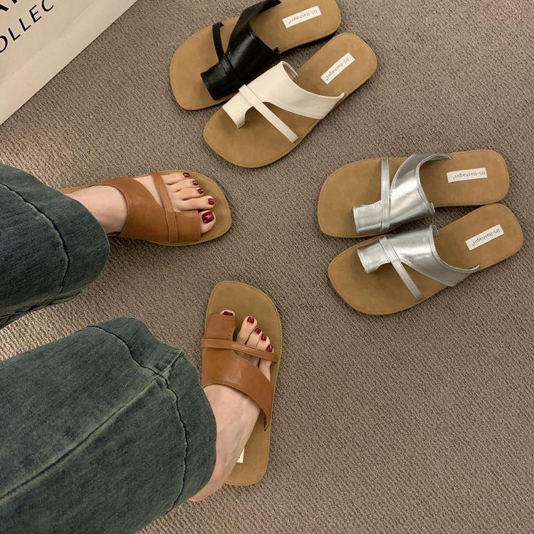 Korean Retro Niche Set of Toe Slippers for Women's Summer Wear 2025 New Flat-soled Beach Shoes, Seaside Soft-soled Sandals