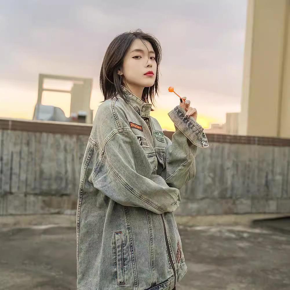 

Женская джинсовая куртка с ретро-вышивкой 2024 - Свободный повседневный крой, Воротник-стойка, Мотоциклетный стиль для весны/осени XXXL павлин голубой