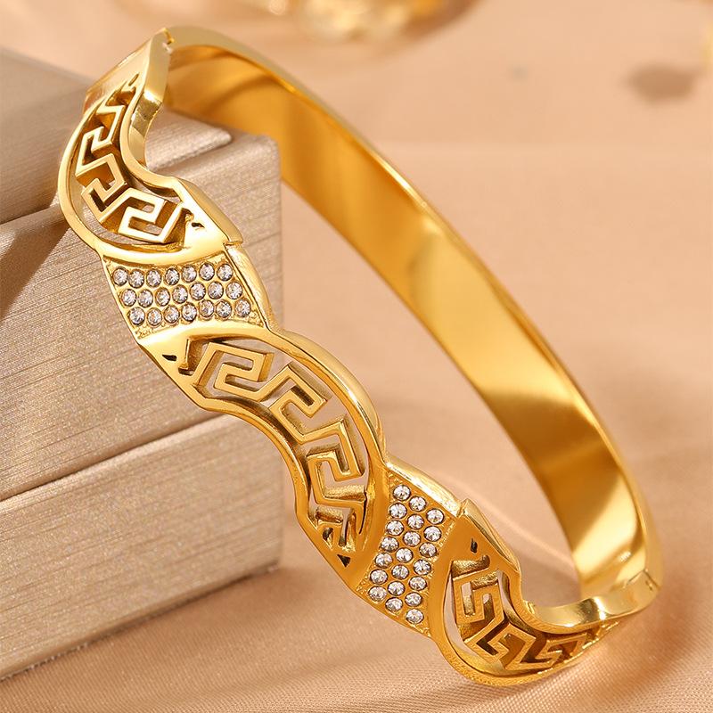 Color Curved Great Wall Pattern Women's Open Luxurious Bracelet