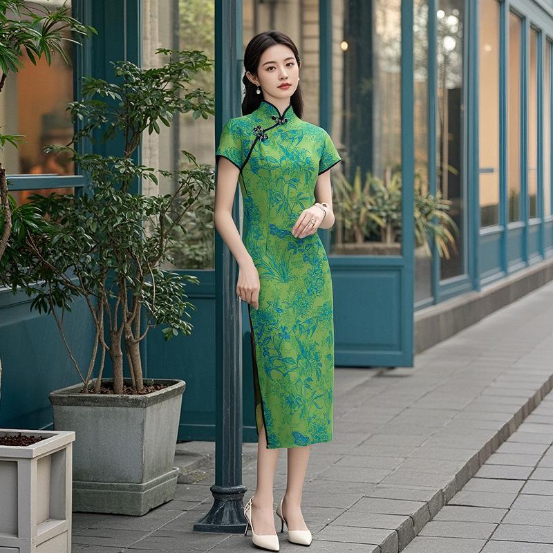 2025 Retro-Style Qipao: Chinese Bone-Piercing Design for Young Women, Daily Wear, Modern National Trend