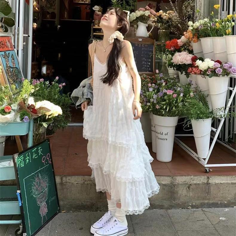 

Женское приталенное длинное белое летнее платье на тонких бретелях с кружевом для пляжного отдыха Small белый