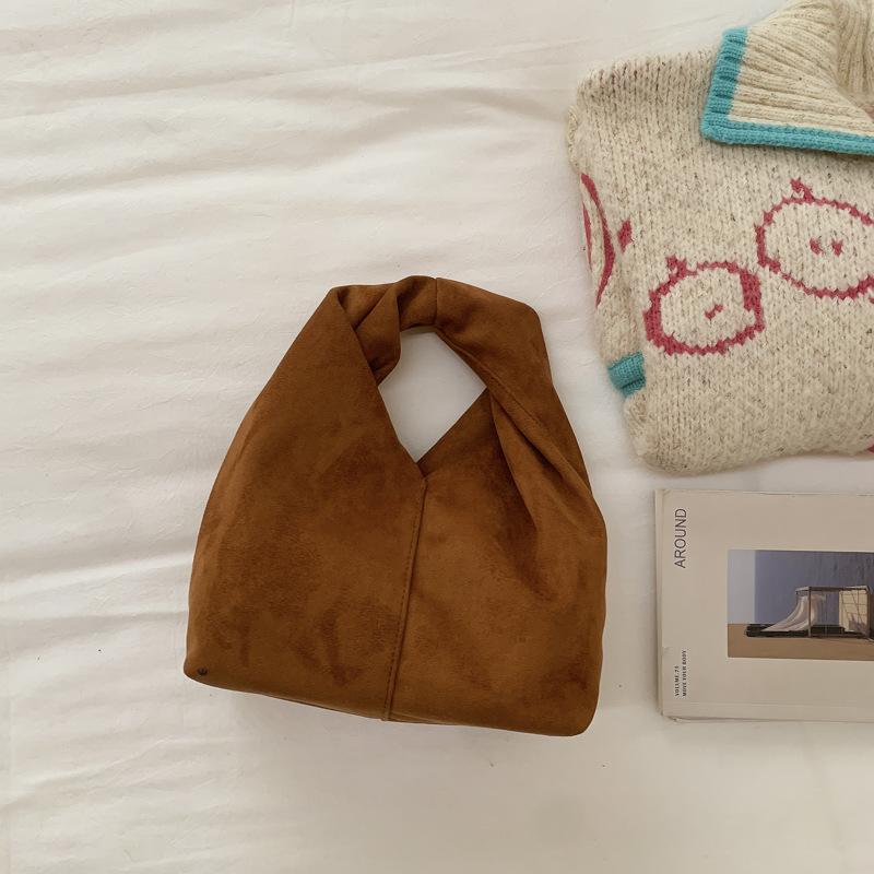 Hand-held Cloud Bag with Pleated Design, Featuring A Sophisticated and Simple Style of Handbag.